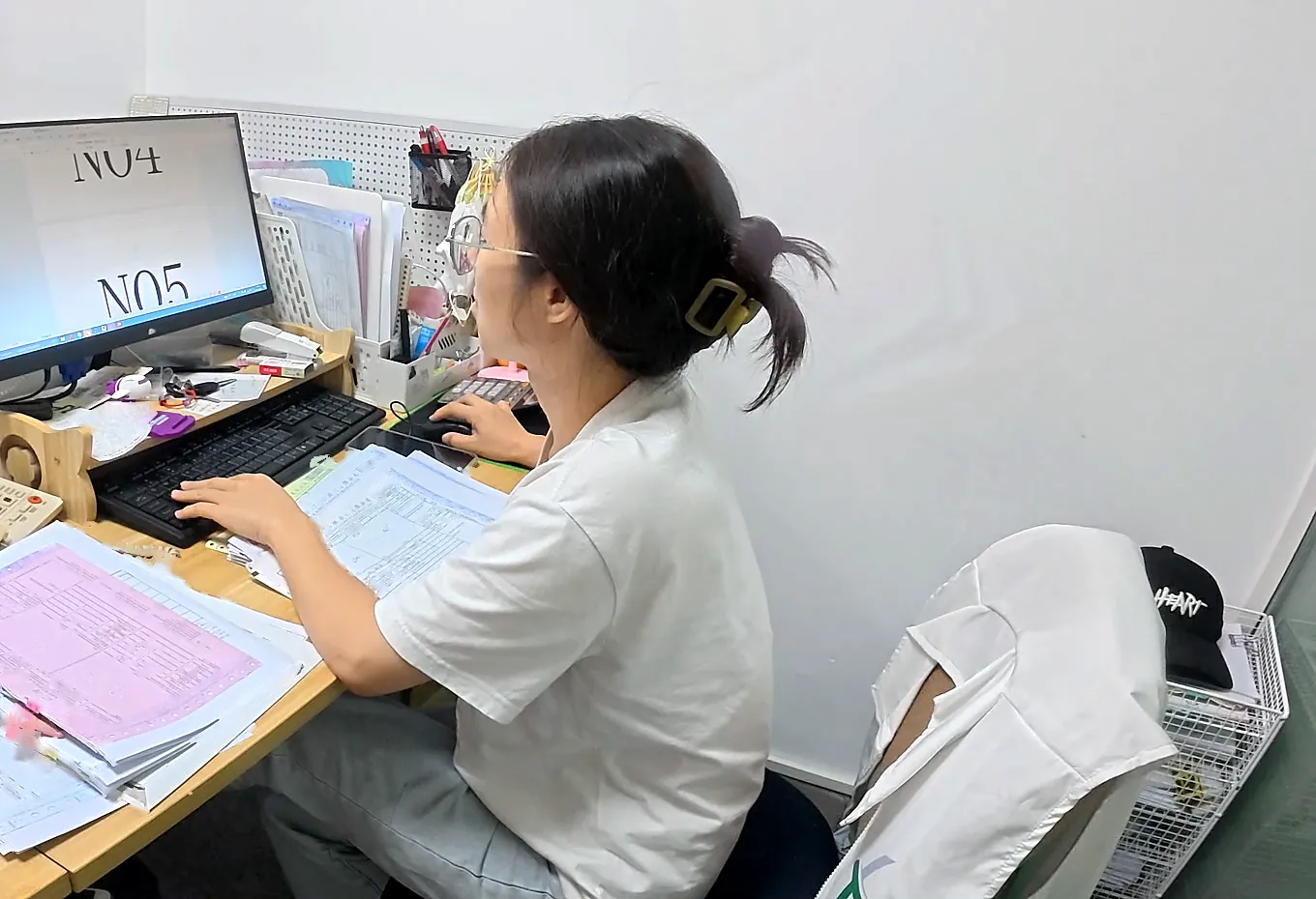 A member of the XINTING team preparing carton labels at the office